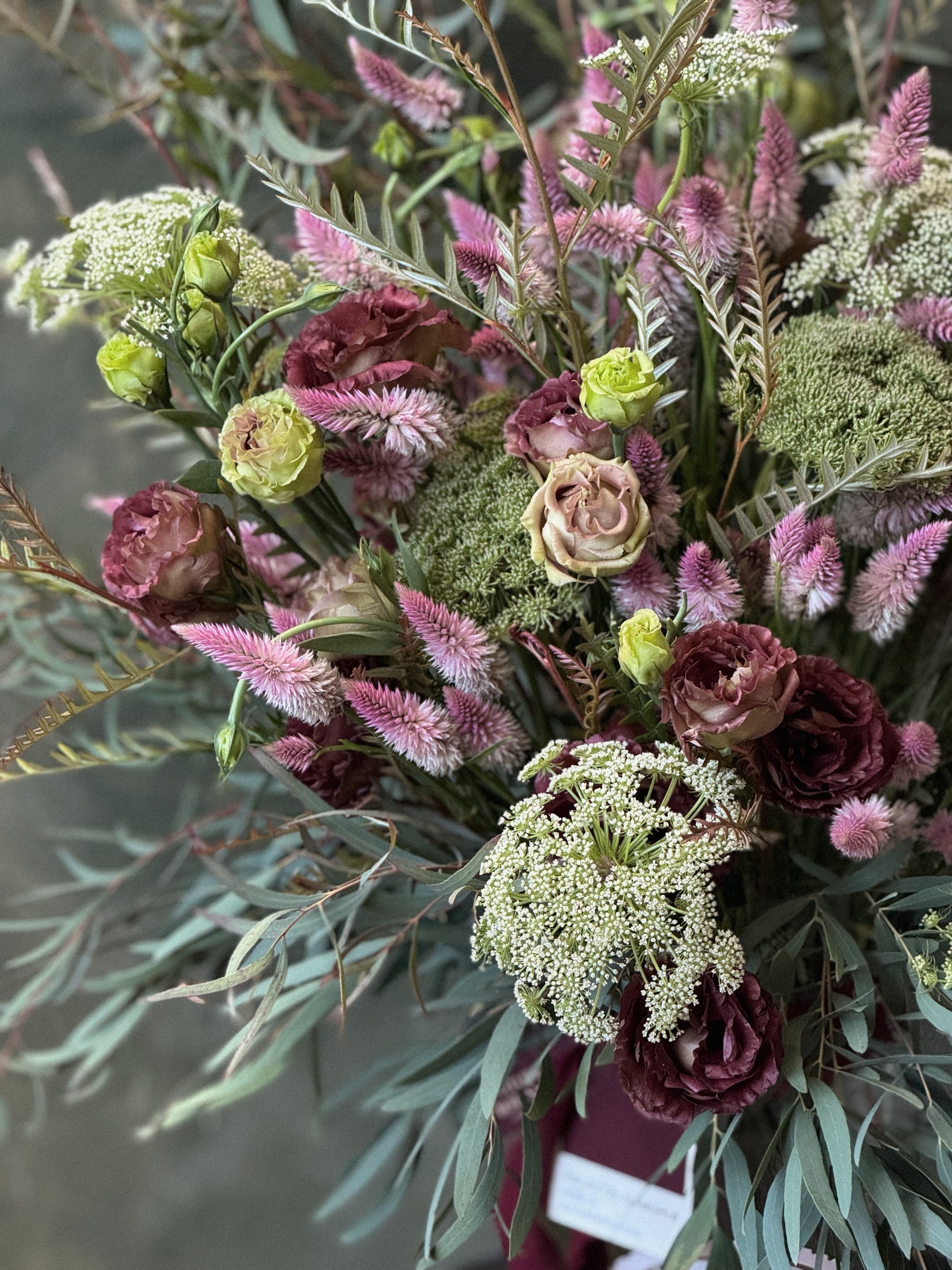 Arreglo de flores naturales. Lisianthus, Veronica Rosa, Grenvilla, Eucalipto y Encaje. Montadas en jarrón de vidrio transparente. Elaborado y diseñado por Atelier Botánico Florería.