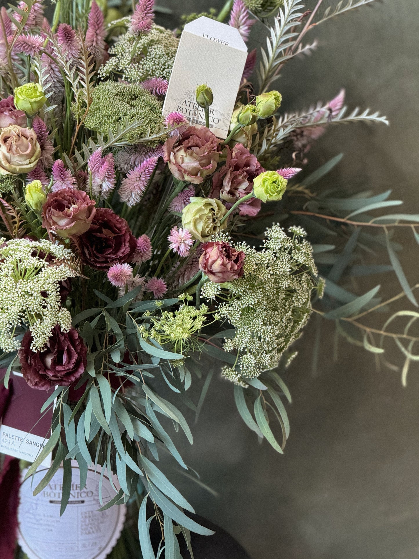 Arreglo de flores naturales. Lisianthus, Veronica Rosa, Grenvilla, Eucalipto y Encaje. Montadas en jarrón de vidrio transparente. Elaborado y diseñado por Atelier Botánico Florería.