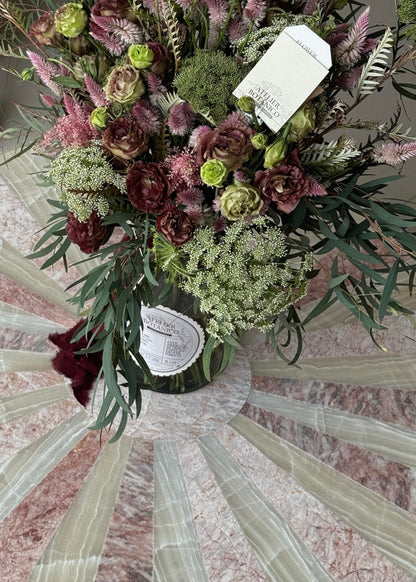 Arreglo de flores naturales. Lisianthus, Veronica Rosa, Grenvilla, Eucalipto y Encaje. Montadas en jarrón de vidrio transparente. Elaborado y diseñado por Atelier Botánico Florería.